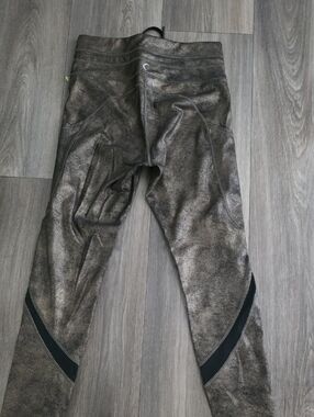 High-Rise Bronze-Effect Leggings with Black Calf Panels